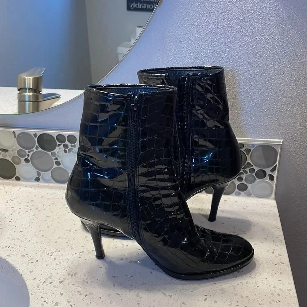 St John woman’s patent leather boots - Picture 15 of 15